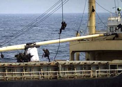 Soldados de la Armada española descendían el pasado lunes desde un helicóptero al buque <i>So-San.</i>