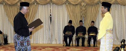 Najib Razak jura su cargo de primer ministro ante el rey Mizan Zainal Abidin en el palacio de Kuala Lumpur.