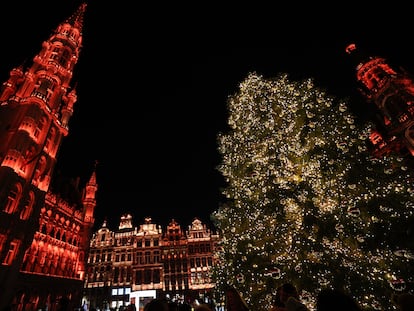 La Grand Place en Bruselas, Bélgica, se ilumina cada Navidad, ofreciendo una de las estampas más reconocibles de estas fechas.