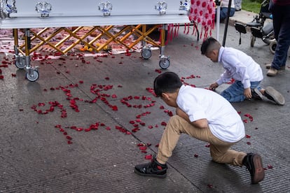 Momentos del homenaje realizado en la Glorieta de las Mujeres que luchan, en el que Jaqueline Palmeros ofreció un emotivo mensaje a quienes la acompañaron. En enero de 2022, un hombre y una mujer (Adriana “N” y Miguel “N”), fueron vinculados a proceso, señalados por su presunta responsabilidad en la desaparición de Jael Monserrat. Después de un año fueron declarados inocentes y liberados por una jueza.