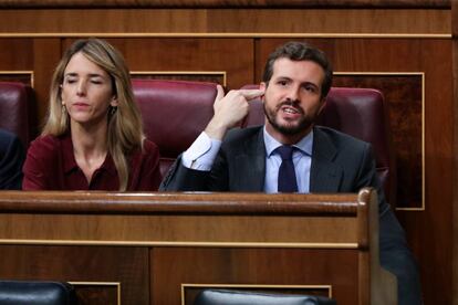 El presidente del PP, Pablo Casado, le hace un gesto a la bancada socialista, durante la intervención de la portavoz de EH Bildu en el Congreso de los Diputados, Mertxe Aizpurua, este domingo.