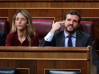 El presidente del PP, Pablo Casado, le hace un gesto a la bancada socialista, durante la intervención de la portavoz de EH Bildu en el Congreso de los Diputados, Mertxe Aizpurua, este domingo.