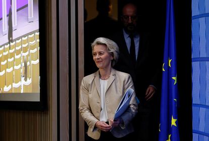 La presidenta de la Comisión Europea, Ursula von der Leyen, seguida del presidente del Consejo, Charles Michel, este viernes en Bruselas.