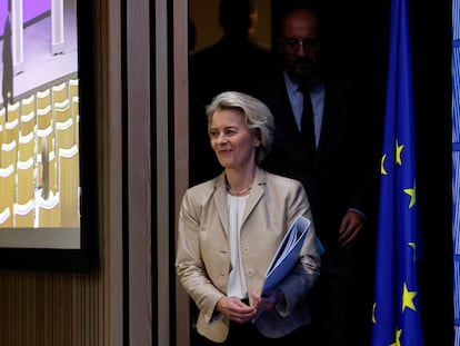 La presidenta de la Comisión Europea, Ursula von der Leyen, seguida del presidente del Consejo, Charles Michel, este viernes en Bruselas.