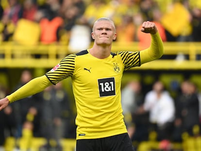 Haaland festeja un tanto con el Borussia Dortmund.