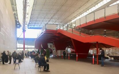 Palacio de deportes de La Guía, en Gijón, donde se están administrando vacunas contra la covid-19.