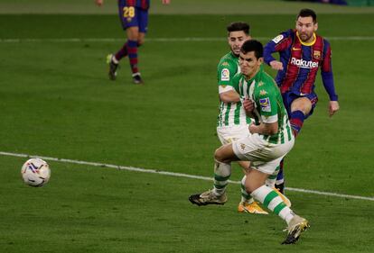 Messi, en el remate que le valió el gol ante el Betis.