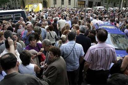 Concentración de afectados ayer en los alrededores de la sede de Fórum Filatélico en Madrid.