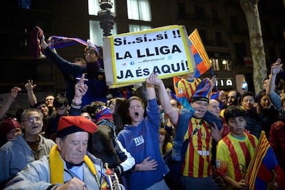 Seguidores barcelonistas celebran la consecución del título liguero.