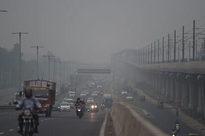 Tráfico en una carretera de Faridabad (India), en un día alta contaminación.