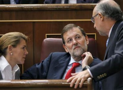 Mariano Rajoy, en el pleno del Congreso junto a María Dolores de Cospedal y Cristóbal Montoro