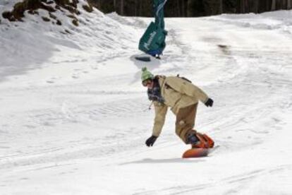 Un hombre practica 'snowboard' en la estación de La Masella, (Girona).