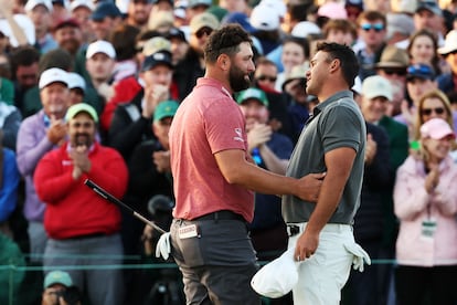 Jon Rahm recibía las felicitaciones de su rival Brooks Koepka. 