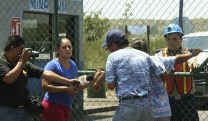 Unos familiares esperan informaci&oacute;n este viernes a la entrada de la mina.