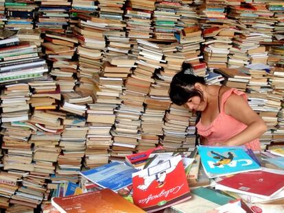 Libreria de segunda mano en un mercado de Lima.