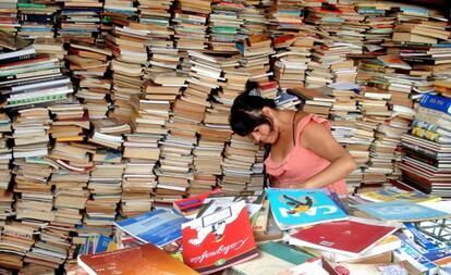 Libreria de segunda mano en un mercado de Lima.