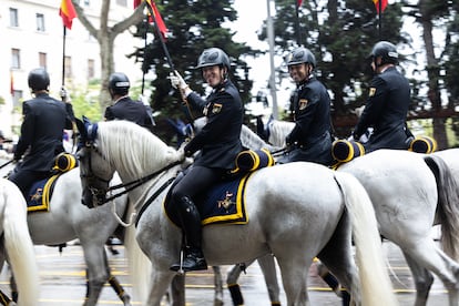 Unidades de caballería del Cuerpo Nacional de Policía, en los momentos previos al desfile militar.