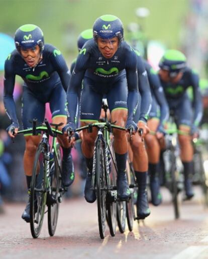 Quintana tira del Movistar en la primera etapa.