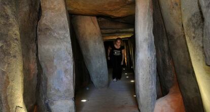 La alcaldesa de Trigueros, en el reci&eacute;n rehabilitado dolmen de Soto.