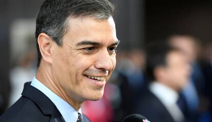 Pedro Sánchez habla con los medios desde un congreso de la UE.