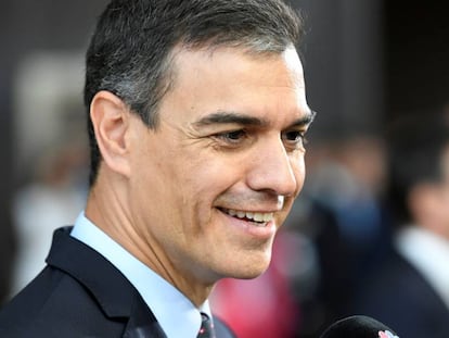 Pedro Sánchez habla con los medios desde un congreso de la UE.