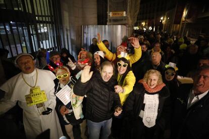 Pocos minutos después de las 8.00 horas de la mañana se ha abierto la entrada al teatro para el numeroso público que hacía cola fuera tomando asiento en el salón. En la imagen, una multitud a las puertas del Teatro Real.