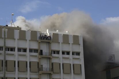 Un grupo de personas espera a ser rescatada en un balcón durante un incendio registrado  en un edificio de oficinas en Mumbai (India).