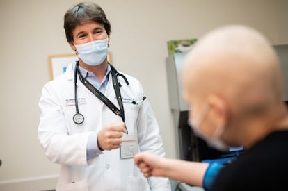 El Dr. Branko Cuglievan Gulman, saluda a un niño en su consultorio en el centro médico Anderson en Houston (Texas).