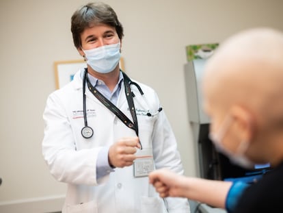 El Dr. Branko Cuglievan Gulman, saluda a un niño en su consultorio en el centro médico Anderson en Houston (Texas).