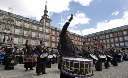 Tamborrada de la Cofradía de la Coronación de Espinas, de Zaragoza, en la plaza Mayor de Madrid, en 2009. 