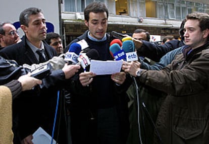 Un periodista lee el comunicado de los directivos de medios de comunicación contra los ataques de ETA.