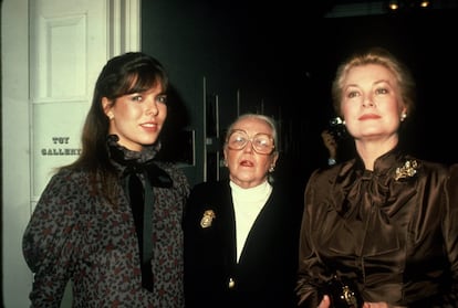 Su amor por la moda continuó intacto. En la imagen, aparece junto a su madre y la diseñadora norteamericana Vera Maxwell, en un evento de 1980 en Nueva York.