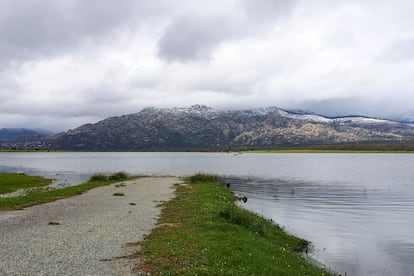 El embalse de Santillana, en Manzanares el Real (Madrid), este lunes, una de las cuatro presas que están desembolsando agua en la comunidad.