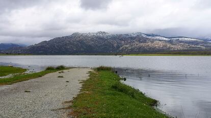 El embalse de Santillana, en Manzanares el Real (Madrid), este lunes, una de las cuatro presas que están desembolsando agua en la comunidad.