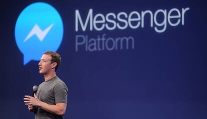 Mark Zuckerberg junto al logo de Facebook Messenger. 