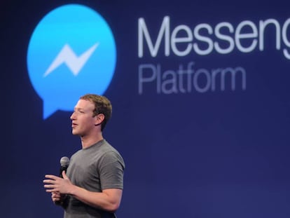 Mark Zuckerberg junto al logo de Facebook Messenger. 