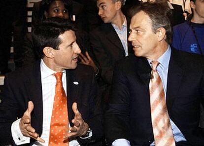Sebastian Coe, responsable de la candidatura de Londres 2012, durante un encuentro con Tony Blair.