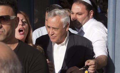 Moshe Katsav abandona su vivienda camino de la c&aacute;rcel.