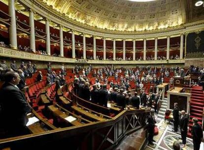 Los diputados franceses guardan silencio por los 10 militares muertos en agosto en Afganistán antes de iniciar el debate en la Asamblea.