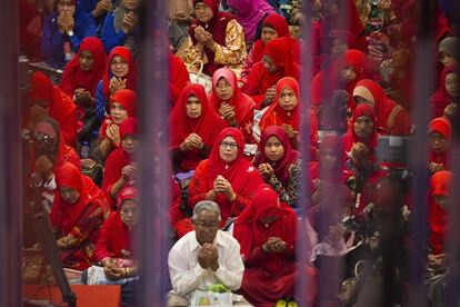 Delegados del partido de la Organización Nacional Malaya (UMNO) rezan durante la ceremonia de apertura de la Asamblea General de la UMNO, en Kuala Lumpur (Malasia).