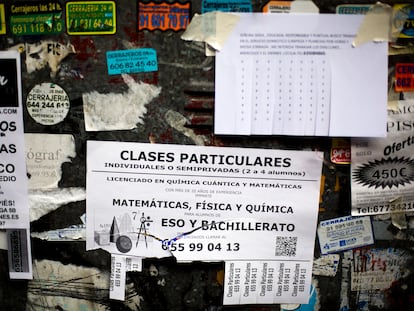 Carteles que anuncian clases particulares en la zona de Puerta de Toledo en Madrid.