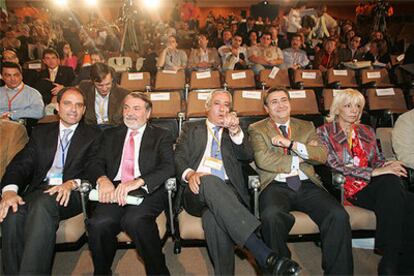 De izquierda a derecha, Francisco Camps, Jaime Mayor Oreja, Javier Arenas, Juan Ignacio Zoido y Teófila Martínez.