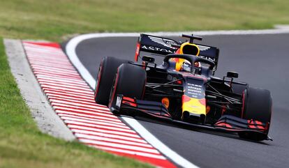 El holandés Max Verstappen conduce en el circuito de Hungaroring.