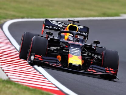 El holandés Max Verstappen conduce en el circuito de Hungaroring.