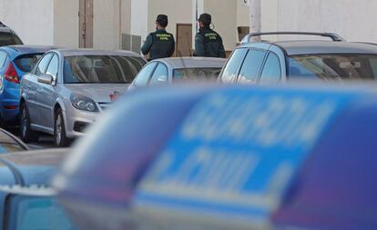 Dos agentes de la Guardia Civil a las puertas del edificio dóndese encontró el cadáver de la mujer.