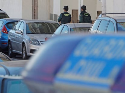 Dos agentes de la Guardia Civil a las puertas del edificio dóndese encontró el cadáver de la mujer.