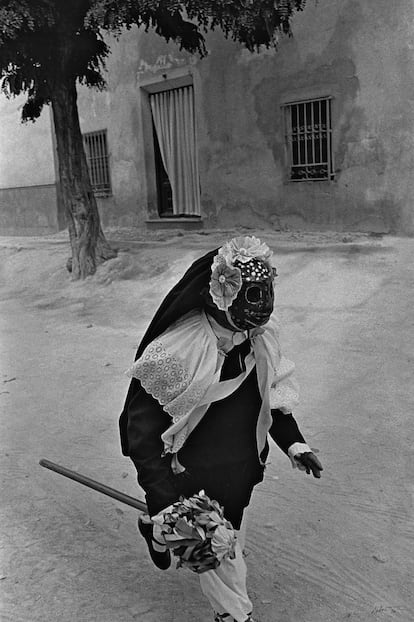 Los habitantes de la localidad toledana de Camuñas celebran el Corpus con la fiesta Pecados y Danzantes, un auto sacramental mímico denominado “El Triunfo de la Gracia sobre el Pecado” que representa la atávica confrontación entre el Bien y el Mal. Foto: Auto Sacramental, en la localidad de Camuñas, Toledo. 1970.