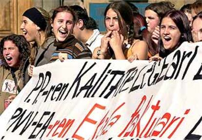 Centenares de estudiantes se han manifestado en Bilbao contra la Ley de Calidad.