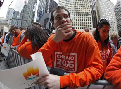 Un grupo de personas con la camiseta de la candidatura de Chicago muestra su frustración.