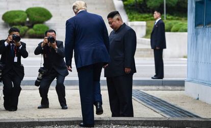 Trump pisa por primera vez, en presencia de Kim Jong-un, territorio norcoreano al rebasar la frontera en Panmunjom, el 30 de junio.